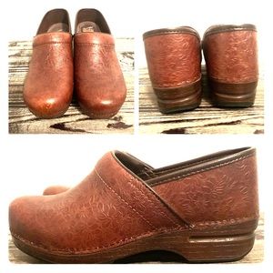 Women’s tooled clogs